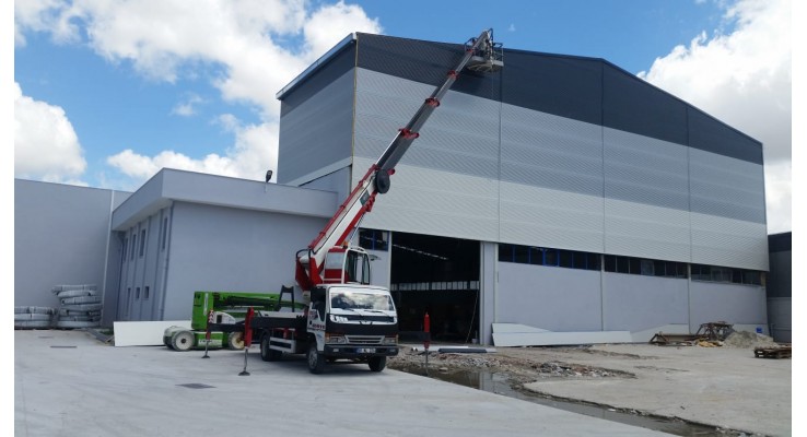 Çerkezköy'de sepetli vinç ile  cephe paneli montajı