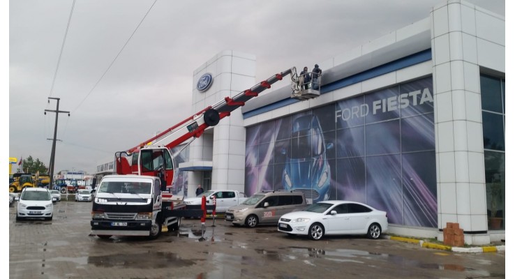 Çorlu Ford bayisi sepetli vinç reklam uygulaması tabela montajımız